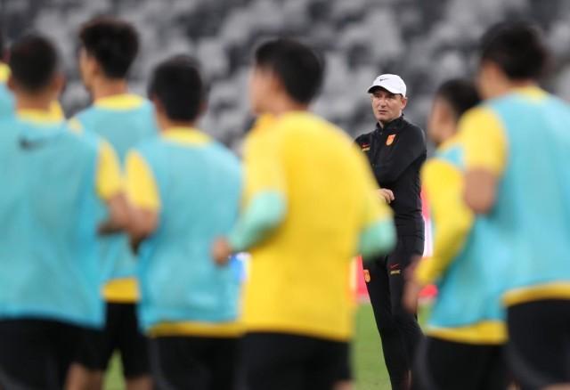 11月20日，中国队主教练扬科维奇在训练中。新华社记者贾浩成摄
